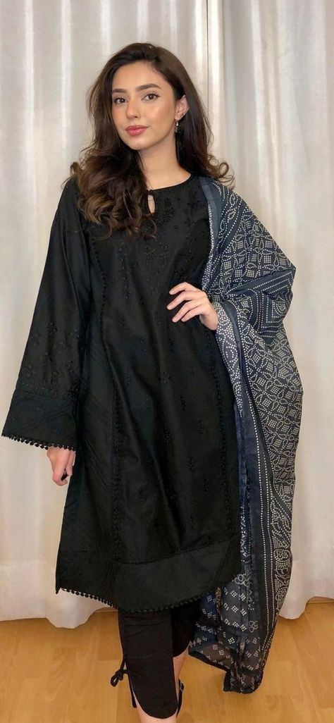 Black Outfits Pakistani, Pakistani Suits Eid Collection, Black Shalwar Kamez Design Simple, Desi Fits Black, Simple Pakistani Dresses Black, Black Simple Kurti Designs, Designs For Eid Dresses, Pakistani Dresses Casual Black, Eid Inspo Outfits Pakistani Simple