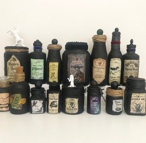 Vine Bottle Decoration, Diy Potion Bottles, How To Make Potions, Diy Witches, Harry Potter Potion Bottles, Potions Bottles, Witches Lair, Secret Library, Rosé Halloween