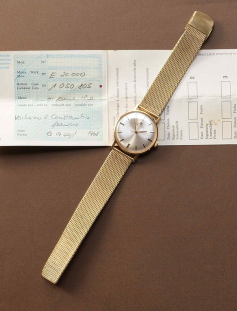 SPECIFICHE; RAPPORTO SULLE CONDIZIONI; fare riferimento alle immagini ad alta risoluzione per valutare le condizioni dell'orologio. Credito fotografico per la foto del catalogo JLC del 1967: blomman watch report RIFERIMENTO E NUMERO DI SERIE: JLC ref. E 20'000, numero di serie 1.050.805 QUADRANTE+LANCETTE: • Quadrante argentato con finitura sunburst e indici applicati in condizioni praticamente perfette. • Tutte le stampe sono nitide • originale incastonato a mano in buone condizioni, che conser Vacheron Constantin, Picture Credit, High Resolution Picture, Gold Case, Lighted Signs, Number 1, Siding, Resolution, The Originals