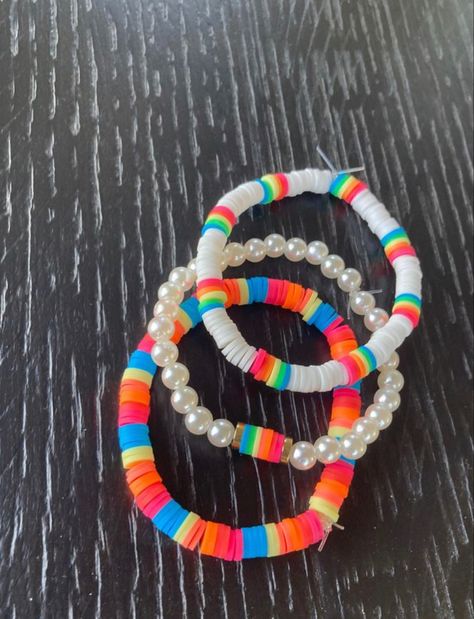 Clay Bead Bracelet Ideas, Bead Bracelet Ideas, Clay Bead Bracelets, Neon Bracelets, Modest Casual Outfits, Preppy Bracelets, Clay Bead Bracelet, Clay Bracelet, Diy Bracelets Patterns