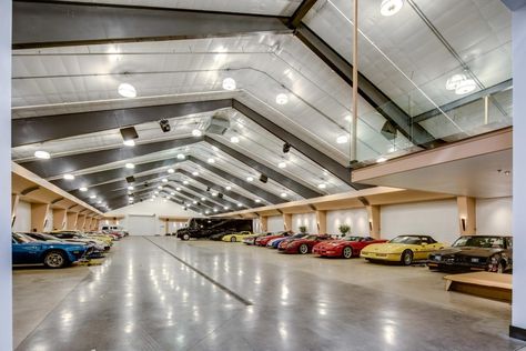 $20 Million Colorado Mansion has a Huge 100-Car Garage Dream Garage, Bugatti Veyron, Luxury Car Garage, Underground Garage, Luxury Garage, Dream Car Garage, Car Museum, Garage Design, Car Storage