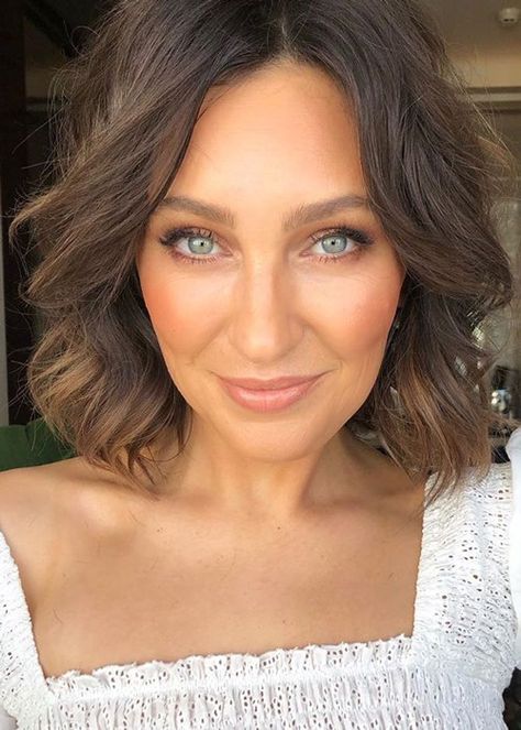 Short Layered Messy Hairstyles, Zoe Foster Blake Style, Zoe Foster Blake Hair, Zoe Foster Blake, 90s Beauty, Dreamy Hair, Middle Part Hairstyles, Brown Hair Blue Eyes, Dewy Makeup