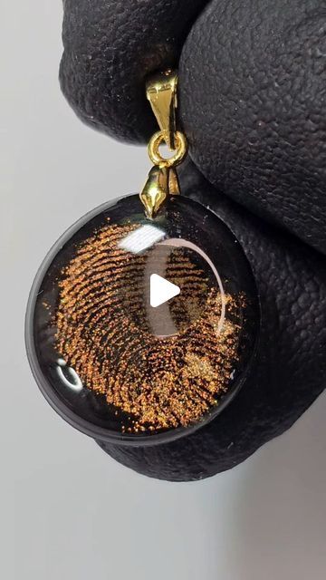 Fimo, Epoxy Pendants Diy, Epoxy Resin Pendant Ideas, Resin New Idea, Clay Resin Art, Resin Memory Ideas, Diy Resin Pendants, Diy Resin Jewelry Tutorials, Diy Uv Resin Jewelry