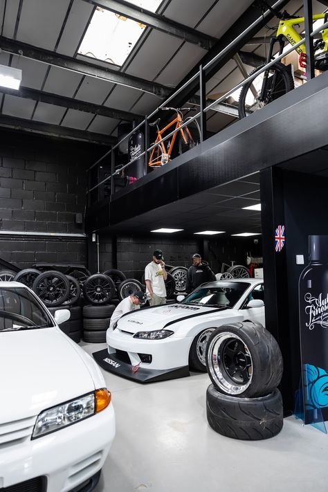 Garage Designs Ideas, Car Enthusiast Garage, Autoshop Aesthetic, Car Detail Shop Ideas, Car Garage Design Interior, Garage Full Of Cars, Car Workshop Ideas, Car Garage Aesthetic, Car Detailing Garage Ideas