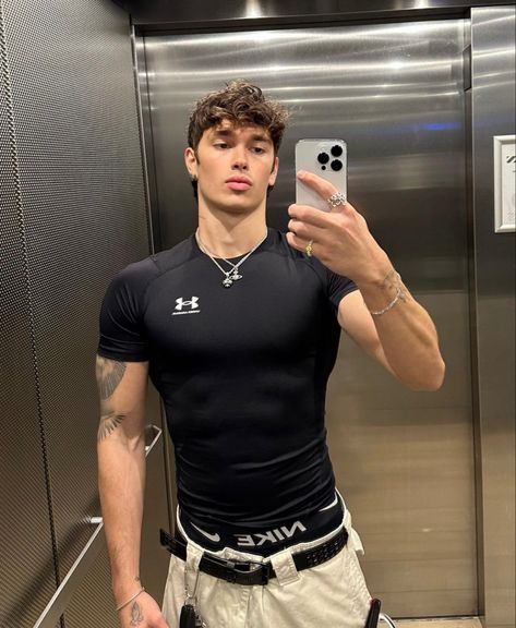 Tight Shirt Outfit, Men Gym Outfit, New Balance 530 Outfit, Mens Gym Fashion, Compression Shirt Men, Nike Compression, Under Armour Outfits, Men Haircut Curly Hair, Shirt Outfit Men