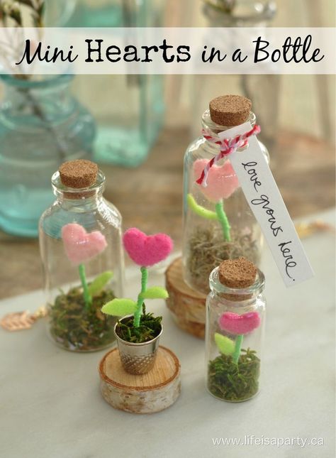 Mini Hearts in a Bottle:  Tiny felt heart flowers inside a glass jar create a magical terrarium garden. Deco Table Champetre, Kids Unicorn Party, Mini Crafts, Crafts With Glass Jars, Tiny Jars, Heart Flowers, Mini Glass Bottles, Mini Jars, Miniature Bottles