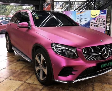 Pink Chrome Car Wrap, Pink Car Wrap Design, Wrapped Cars Ideas, Pink Wrapped Car, Pink Car Wrap, Wrapped Cars, Interior Decor Aesthetic, Fiat 500 Cabrio, Car Accessories Aesthetic