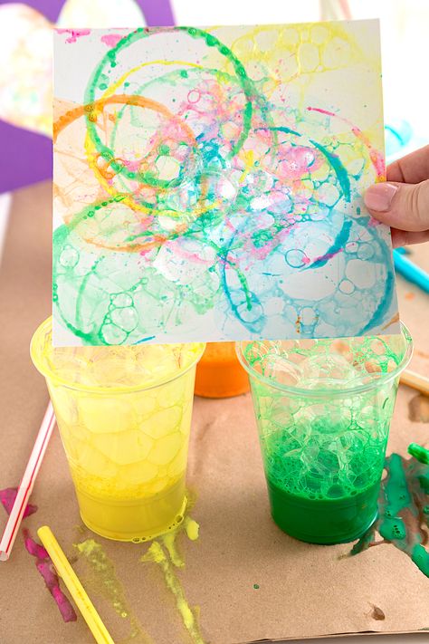 Bubble Painting Bubble Blowing Painting, Canvas Bubble Painting, Preschool Bubble Art, Elementary School Painting Ideas, Diy Color Wheel Projects, Bubble Art Preschool, Bubble Day Kindergarten, Popped Bubble Art, Bubble Crafts Preschool