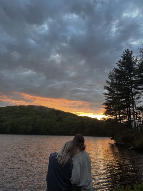 Nature, Watching Sunrise, Sunset Watching, Watching Sunset, 2022 Picture, Group Poses, Lake Time, Watching The Sunset, Lake Sunset