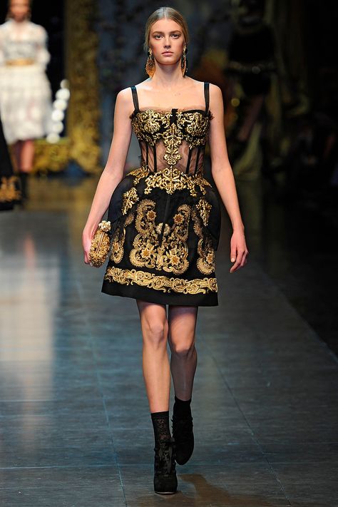 This Dolce & Gabbana dress was shown at Milan fashion week for the F/W 2012 season. The third bustle period is evident in this design because it has a tight bodice and a large, stiff bustle. The details on the bodice also give the illusion of a corset. Jessica Clark 1/17/19 High Fashion, Catwalk Fashion, Couture, Haute Couture, Review Fashion, Fashion Week Runway, Haute Couture Fashion, Dolce & Gabbana, Milan Fashion