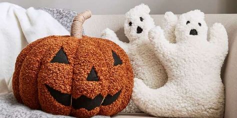 Pottery Barn's Gorgeous New Halloween Collection Just Dropped | Better Homes & Gardens Pottery Barn Halloween Pillows, Ghost Shaped Pillow, Fall House Decor Living Room, Fall Decor Couch, Pottery Barn Halloween Decor, Halloween And Fall Decor, Simple Halloween Decor Indoor, Pumpkin Pillows Diy, Crochet Ghost Pillow