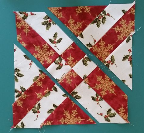 Christmas Throw Quilt, Spin Me Around Quilt Pattern, Christmas Table Runner Pattern, Christmas Quilting Projects, Quilted Table Runners Christmas, Christmas Quilt Blocks, Quilt Blocks Easy, Table Centres, Christmas Table Setting