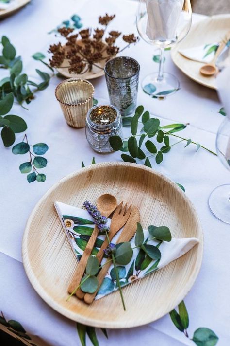 Eco-Friendly Wedding Cutlery - Tips To Plan An Eco-Friendly Wedding Wooden Plates Table Setting, Bamboo Plates Wedding, Palm Leaf Plates Wedding, Wedding Cutlery, Palm Leaf Plates, Bbq Catering, Cold Foods, Round Plates, Wedding Tableware