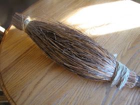 Harry Potter Broom Diy, Diy Harry Potter Broom, Harry Potter Party Costume, Harry Potter Broomstick, Harry Potter Broom, Harry Pitter, Harry Potter Bedroom Decor, Harry Potter Day, Harry Potter Christmas Decorations