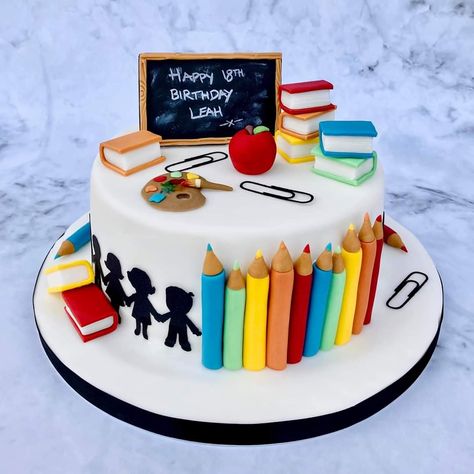 School Theme Birthday Cake, Last Day Of School Cake Ideas, Kindergarten Cake Ideas, Teacher Cake Design, Cake For Teachers Day, School Themed Cake, School Cakes Ideas, School Cake Ideas, Kindergarten Cake