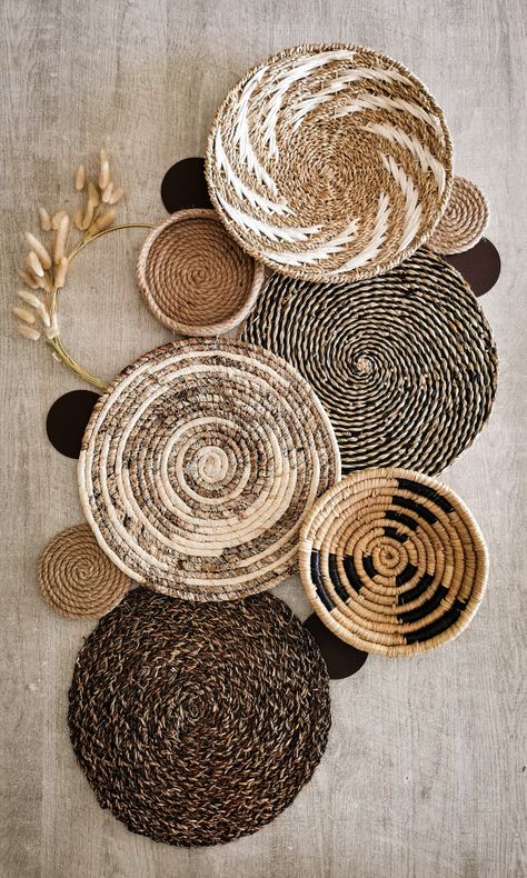 Basket Wall Decor Modern, Perete Accent, Rope Decor Diy, Boho Basket Wall, Rattan Wall Decor, Kitchen Cabinet Design Ideas, Cabinet Design Ideas, Elevated Home, Natural Vibes
