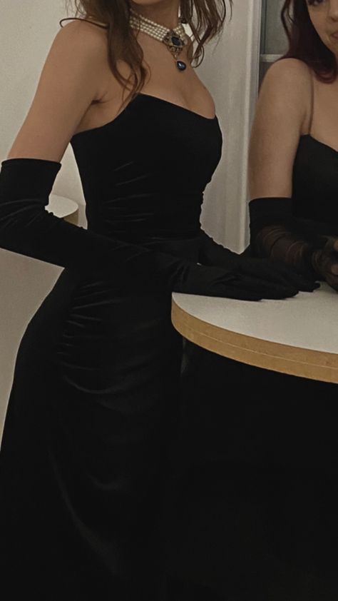 Black Ball Dress With Gloves, Classy Black Formal Dress, New Years Gown, Black Casino Dress, Black White And Gold Outfit Party, Black Elegant Dress With Gloves, Old Money Dress Aesthetic Gala, Old Money Ball Dress, Old Hollywood Hoco Dress
