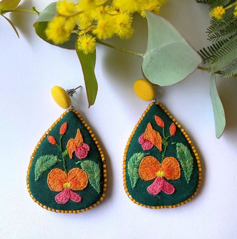 Lizi Klavins on Instagram: “Flame Pea hand embroidered Statement earrings ❤️ I love love love the colour combination in these and if they don’t sell I may just keep…” Beaded Felt Earrings Diy, Hand Embroidered Earrings, Hand Embroidery Earrings, Embroidered Earrings Diy, Diy Embroidery Earrings, Hand Embroidered Jewelry, Embroidery Earrings, Textile Earrings, Felted Earrings
