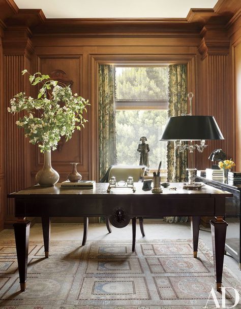 Gary's study is paneled in rift-sawn oak; the curtains are of a Cowtan & Tout print, and the André Arbus desk and Khotan rug are both vintage | archdigest.com Office Interior Design, Desk Lamp Design, Traditional Office, Beautiful Desk, Design Salon, Luxury Office, Residential Interior Design, Decoration Inspiration, Elegant Interiors