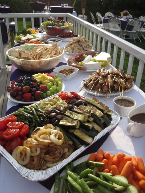 Outdoor Dinner Party Menu, Dinner Buffet Ideas, Outdoor Party Foods, Party Food Menu, Bbq Lunch, Wedding Food Menu, Dinner Party Dishes, Menu Table, Healthy Party Food