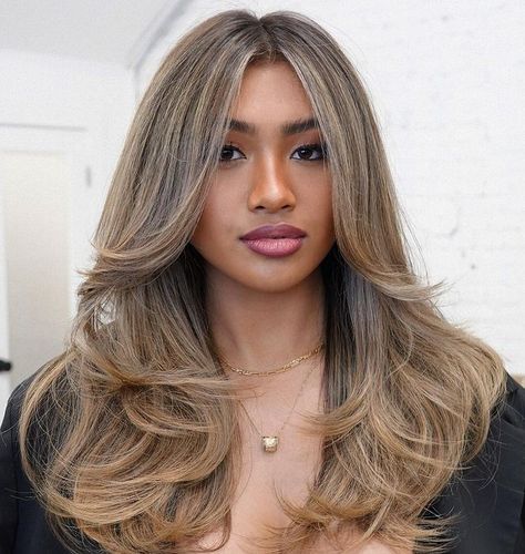 Face-Framing Bronde Balayage Balayage, Ash Blonde Balayage Brown Skin, Root Grow Out Hair, Light Hazel Hair, One Colour Hair, Ash Bronde Haircolor Balayage, Blonde Smudge Root, Face Frame Blonde, Caramel Money Piece Hair