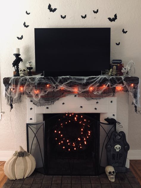 Halloween Decor On Fireplace, Halloween Decoration Fireplace, Halloween Decor For Mantel, Spooky Mantel Decor, Halloween Diy Tree Decorations, Easy Halloween Mantle Ideas, Chimney Halloween Decor, Halloween Decorations For Fireplace Mantel, Diy Halloween Decorations Fireplace