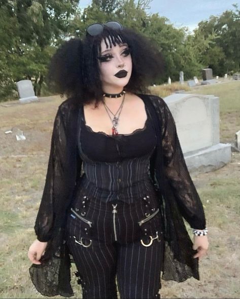 Trad Goth Outfits Plus Size, Trad Goth Plus Size, Plus Size Outfits Goth, Plus Size Trad Goth, Eclectic Goth, Midsize Goth, Chubby Goth Outfit, Plus Size Goth Outfits, Plus Size Emo