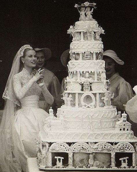 I love to see vintage wedding cake photos like this. Look how beautiful Princess Grace was and that is one impressive cake! She looks very… Grace Kelly Wedding Dress, Princesa Margaret, Grace Kelly Wedding, Royal Wedding Cake, Grace Kelly Style, Princess Grace Kelly, Prince Rainier, Monaco Royal Family, Royal Brides