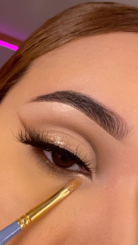 Natural Gold Makeup, Gold Dress Makeup, Jelly Eyeshadow, Makeup For White Dress, White Eye Makeup, Gold Eye Makeup Tutorial, Roller Lash Mascara, Roller Lash, Gold Eyeliner