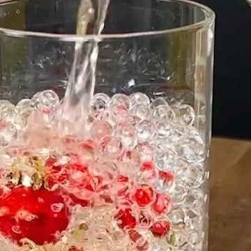 Cookist Wow on Instagram: "Here’s an easy and cheap DIY project perfect for a #holiday table centerpiece! 🎄✨🕯️ 📌What you need: 600 pcs water gel beads water   👉METHOD 1. Put the entire pack  into a vase or large container enough to hold 8 cups water.  2.  Add water. The process can take up to 10-13 hours for gel beads to fully expand.  3.  Add fully hydrated gel beads into vase. 4.  Add what you prefer. 7.  Add water up to 3/4 full 8  Stir and mix pearls 9. Add candles. Will you try it? 😍👇 #cookistwow #diy #tips #hacks #beautiful #centerpiece #ideas #candle #christmas #table #decorations #decorating" Floating Gel Beads, Deco Beads Centerpieces, Natal, Glass Pearls Diy, Water Bead Vase Centerpiece, Floating Beads Centerpieces Water Pearls, Water Bead Christmas Vase, Water Bead Vase Ideas, Water Beads Centerpiece With Flowers