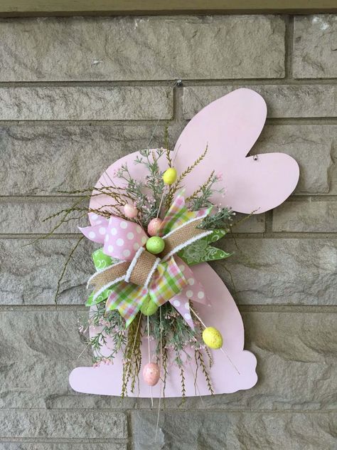 19 Best Outdoor Easter Decoration Ideas to Brighten Up Your Yard in 2020 Easter Yard Decorations, Diy – Velikonoce, Dekoratívne Vence, Bunny Door Hanger, Easter Door Hanger, Diy Ostern, Easter Door, Spring Easter Crafts, Easter Bunny Crafts