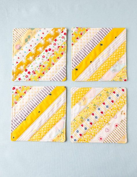 Mug Rug Tutorial, Quilted Coasters, Mug Rug Patterns, Straight Line Quilting, Fabric Coasters, Beginner Sewing Projects Easy, Small Sewing Projects, Patchwork Quilting, Patch Quilt