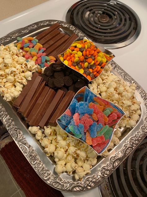 Movie Themed Food Board, Movie Night Snack Table Set Up, Home Movie Night Snacks, Movie Night Ideas Couples Snacks, Aesthetic Movie Night Snacks, College Movie Night, Fancy Movie Night, Movie Night Set Up Ideas, Charcuterie Movie Night