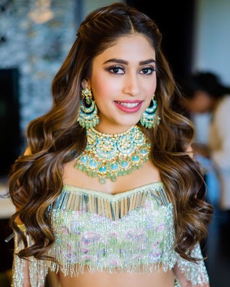 Hairstyles Perfect For A Sangeet Night Bridal Hairstyle Ideas, Reception Hairstyles, Lehenga Hairstyles, Hairstyles For Gowns, Bridal Hairstyle Indian Wedding, Sangeet Outfit, Engagement Hairstyles, Night Hairstyles, Bridal Hairdo