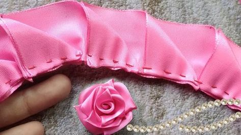 Diy Fabric Flowers For Dresses, Satin Ribbon Flowers Tutorial, Ribbon Flower Tutorial Step By Step, Ribbon Roses Tutorial, Satin Flowers Diy, Pita Satin, Satin Ribbon Flower, Roses Diy, Silk Ribbon Embroidery Tutorial