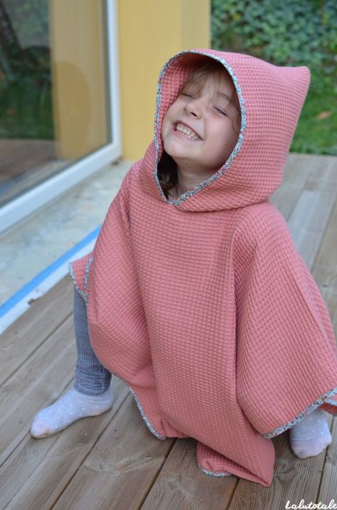 (Tuto COUTURE) Une cape de bain à capuche pour enfant, trop facile ! Ponchos, Cape Bebe, Poncho Diy, Toddler Towels, Baby Poncho, Clothing Upcycle, Girls Couture, Baby Couture, Kids Couture