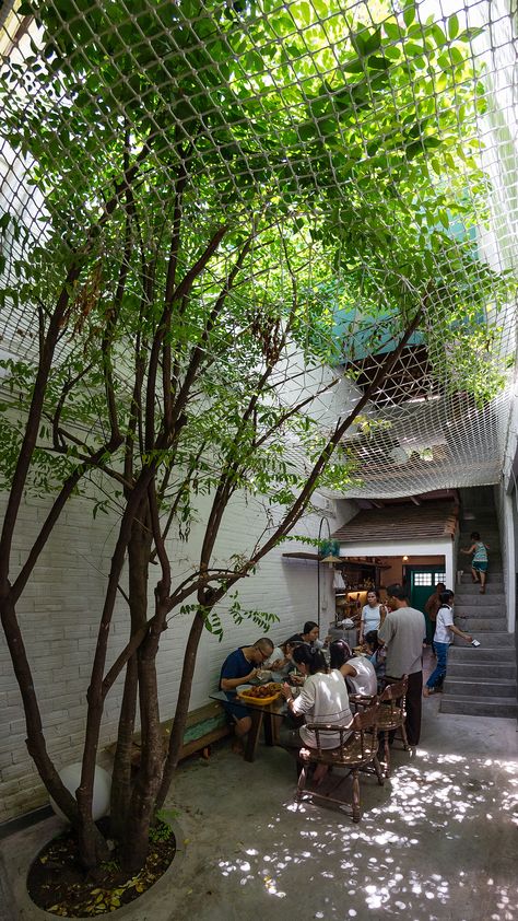 Saigon House by a21studio in Ho Chi Minh City (Vietnam) Balcony Garden, Ho Chi Minh City, Narrow House, Casa Patio, Garden Cafe, Patio Interior, Tropical Houses, Ho Chi Minh, Cafe Design