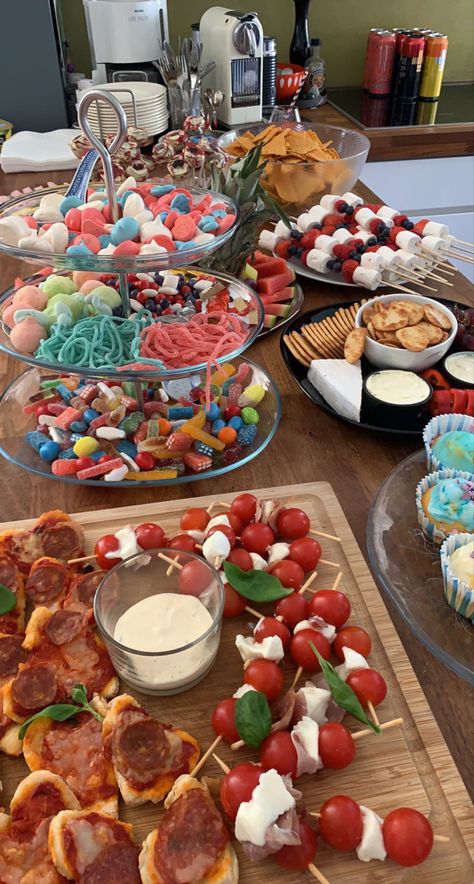 Fun Birthday Snacks, Sweet 16 Appetizer Ideas, Foods For Birthday Parties, Pool Party Food Table, Birthday Sweets Ideas, Summer Food Ideas Party, Birthday Buffet Ideas Food, Snacks For Birthday Party, Bday Snacks