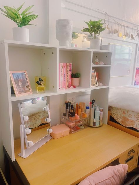 Pretty Dorm Room, Sorority Room, Dorm Room Desk, Dorm Room Layouts, Pink Dorm Rooms, College Dorm Room Inspiration, Desk Makeup, Dream Dorm Room, Dorm Desk