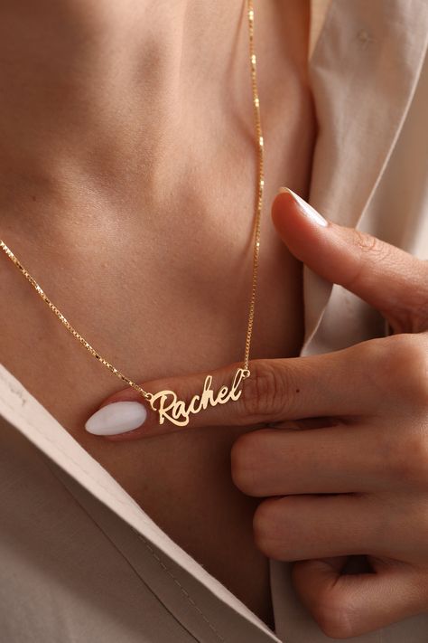 Custom Necklace Names Personalized Jewelry, Gold Name Necklaces, Customize Name Necklace, Name Necklaces Gold, Custom Name Necklace Gold, Custom Necklace Ideas, Gold Necklace Name Design, Personalized Name Necklace, Name Jewelry Personalized