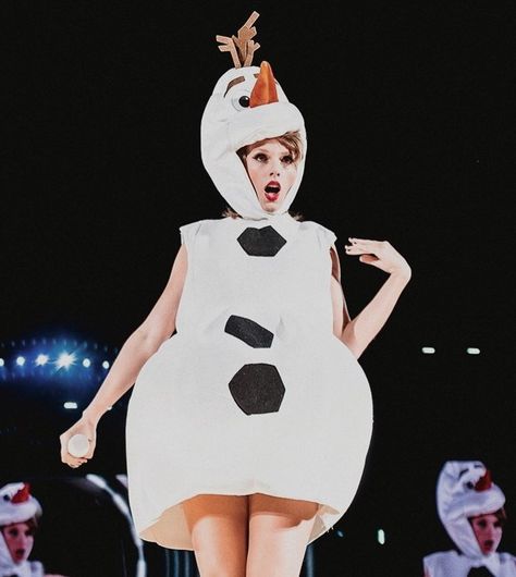 taylor swift dressed like olaf 💙 Swift, Funny, Popsugar, Taylor Swift, Funny Pictures, Olaf, Frozen