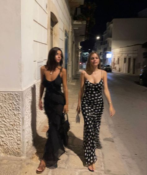 Slip Dress Night Out, Paris Evening Dress, Italy Night Life Outfit, Italy Going Out Outfit, Hosting Dinner Outfit, Italian Clubbing Outfits, Long Dress Picture Poses, Vacation Dress Outfits, Paris Night Outfit