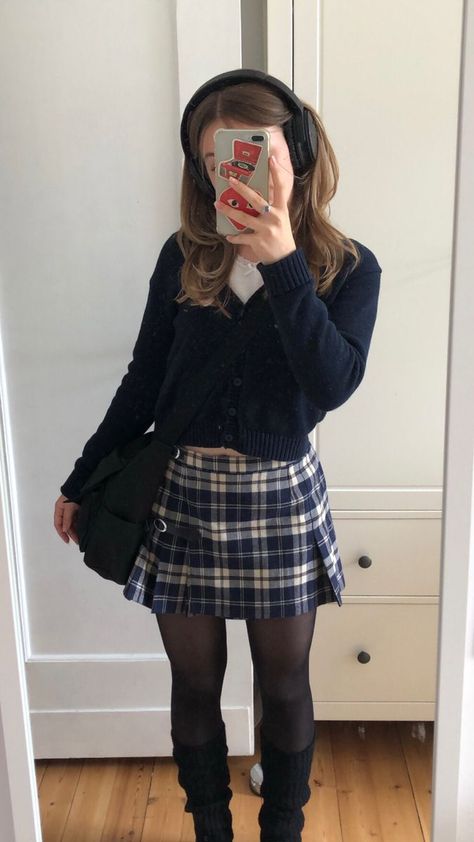 90s Outfits Preppy, Skirt Outfits Girly, Brandy Jacket Outfit, Book Girl Outfits Aesthetic, Autumn Outfits Skirts, Old Money 90s Outfits, Music Student Aesthetic Outfit, Old Preppy Style, Old Money Leather Jacket