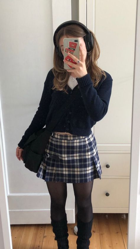 Outfits Aesthetic For Winter, Preppy Downtown Outfits, 90s Outfits Preppy, Skirt Outfits Girly, Brandy Jacket Outfit, Maroon Mini Skirt Outfit, New York Outfits Women, Coquette Black Skirt Outfit, Book Girl Outfits Aesthetic