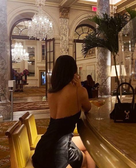 Night Out Poses, Night Out Aesthetic, Rich Woman, Foto Glamour, Estilo Ivy, Rich Girls, Bar Outfits, Picture Instagram, Rich Girl Aesthetic