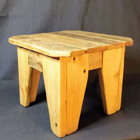 Wooden Stools Diy, Wood Crafts That Sell, Small Wooden Projects, Recycled Wood Furniture, Palette Furniture, Nice Furniture, Wood Step Stool, Diy Stool, Small Stool