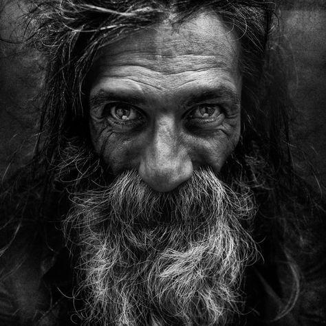 By Lee Jeffries. Famous Portrait Photographers, Famous Portraits, Eric Lafforgue, Dark Portrait, Foto Portrait, Steve Mccurry, Old Faces, Foto Tips, Homeless People