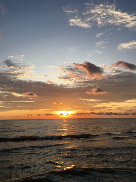 sunset di pantai Nature, Gambar Estetic, Sky Aesthetic Sunsets, View Pantai, Sunset Beach Aesthetic, Pantai Aesthetic, Kartu Tarot, Background Sunset, Afternoon Sky