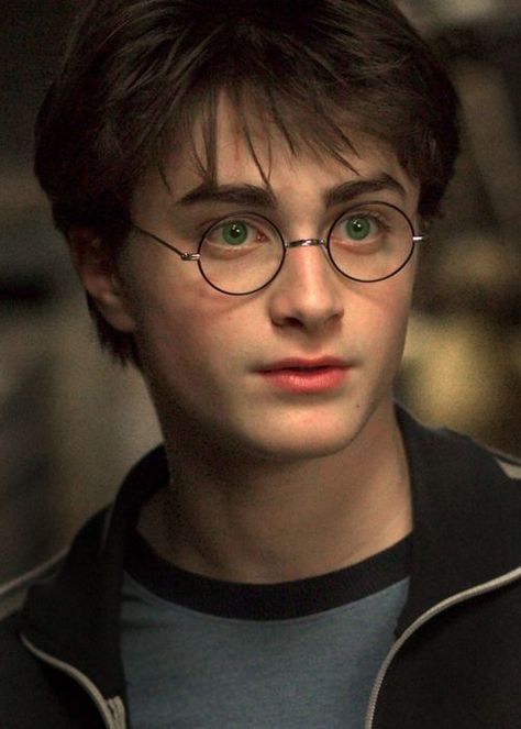 daniel radcliffe with green eyes Harry Potter Cool Photos, Harry 3rd Year, Harry Potter In 3rd Year, Harry Potter Fifth Year, 3rd Year Harry Potter, Harry Potter Older, Harry Potter Year 3, Older Harry Potter, Harry Potter Eyes