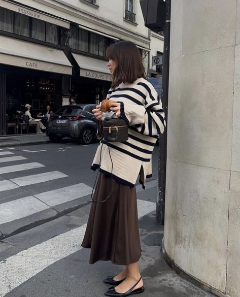 brown aesthetic, brown skirt outfit, brown outfit, skirt outfit, skirt outfit ideas Beige Dress Winter Outfit, Brown Skirt Outfits, Brown Ootd, Striped Skirt Outfit, Brown Skirt Outfit, Sweater Skirt Outfit, Striped Sweater Outfit, 20 Outfits, Fashion Stand